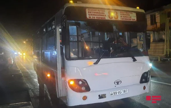Bakıda sərnişin avtobusu qəzaya uğrayıb - FOTO