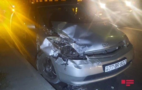 Bakıda sərnişin avtobusu qəzaya uğrayıb - FOTO