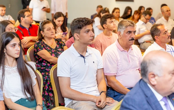 Nar наградил абитуриентов, показавших наивысшие результаты - ФОТО