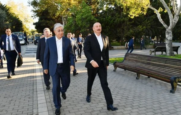 Президенты Азербайджана и Казахстана ознакомились с "казахской юртой", установленной на бульваре в Баку - ФОТО