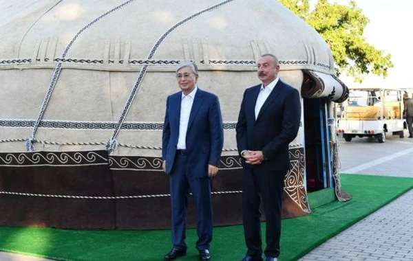 Президенты Азербайджана и Казахстана ознакомились с "казахской юртой", установленной на бульваре в Баку - ФОТО