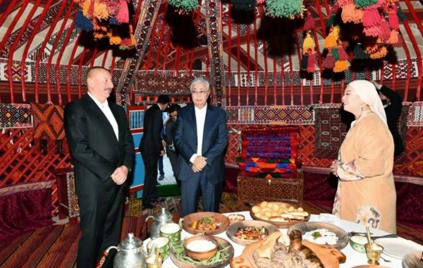Президенты Азербайджана и Казахстана ознакомились с "казахской юртой", установленной на бульваре в Баку - ФОТО