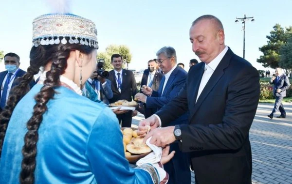 Президенты Азербайджана и Казахстана ознакомились с "казахской юртой", установленной на бульваре в Баку - ФОТО