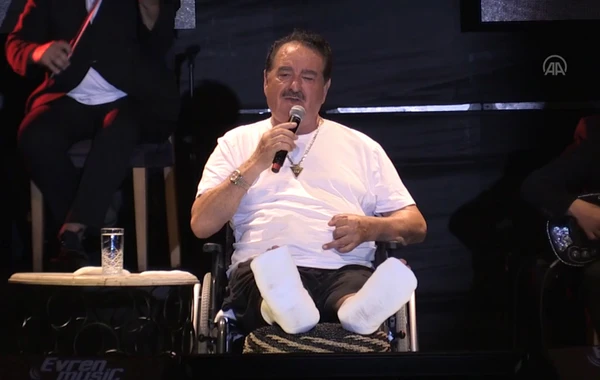 Qəzaya düşən İbrahim Tatlıses ayağı sarıqlı vəziyyətdə səhnəyə çıxdı - VİDEO