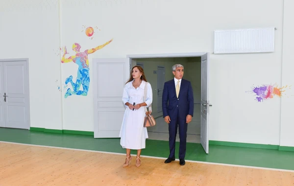 Мехрибан Алиева на открытии здания средней школы и детского сада-яслей в Баку - ВИДЕО
