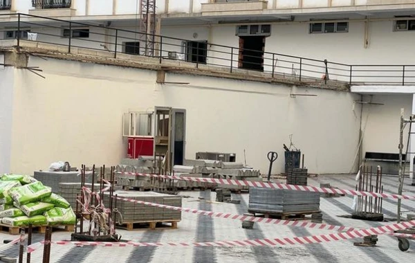 Bakıda yaşayış binasının blokunun qarşısında obyekt tikilib - Sakinlər narazıdırlar - FOTO/VİDEO