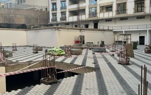 Bakıda yaşayış binasının blokunun qarşısında obyekt tikilib - Sakinlər narazıdırlar - FOTO/VİDEO