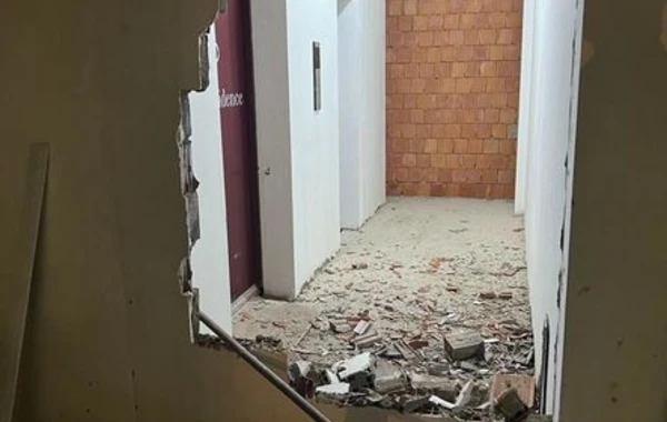 Bakıda yaşayış binasının blokunun qarşısında obyekt tikilib - Sakinlər narazıdırlar - FOTO/VİDEO