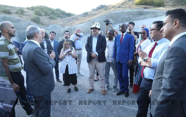 Xarici diplomatlar Əhmədbəyli-Füzuli-Şuşa avtomobil yolu üzərində tikintisi yekunlaşmaqda olan tunellə tanış olublar