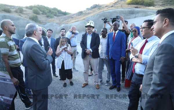 Xarici diplomatlar Əhmədbəyli-Füzuli-Şuşa avtomobil yolu üzərində tikintisi yekunlaşmaqda olan tunellə tanış olublar