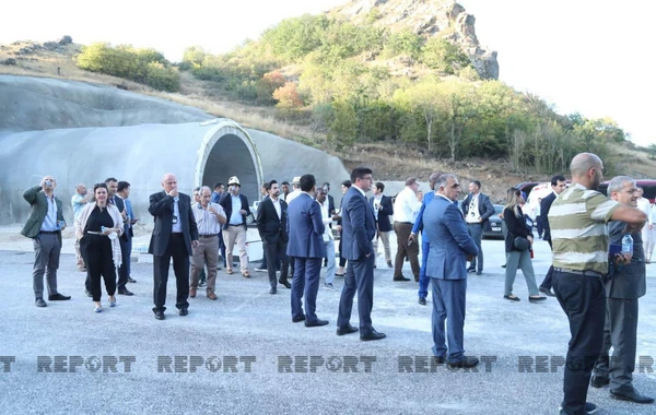 Xarici diplomatlar Əhmədbəyli-Füzuli-Şuşa avtomobil yolu üzərində tikintisi yekunlaşmaqda olan tunellə tanış olublar
