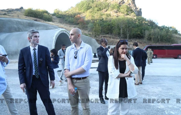 Xarici diplomatlar Əhmədbəyli-Füzuli-Şuşa avtomobil yolu üzərində tikintisi yekunlaşmaqda olan tunellə tanış olublar