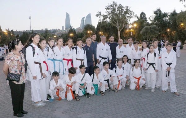 Bakı Dənizkənarı Bulvarında karateçilərimizin iştirakı ilə kütləvi idman tədbiri keçirilib - FOTO