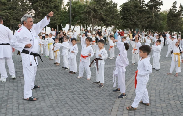 Bakı Dənizkənarı Bulvarında karateçilərimizin iştirakı ilə kütləvi idman tədbiri keçirilib - FOTO