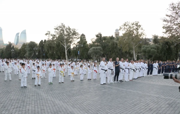Bakı Dənizkənarı Bulvarında karateçilərimizin iştirakı ilə kütləvi idman tədbiri keçirilib - FOTO