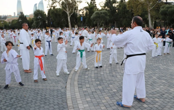 Bakı Dənizkənarı Bulvarında karateçilərimizin iştirakı ilə kütləvi idman tədbiri keçirilib - FOTO