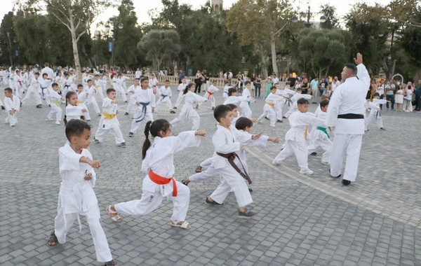 Bakı Dənizkənarı Bulvarında karateçilərimizin iştirakı ilə kütləvi idman tədbiri keçirilib - FOTO
