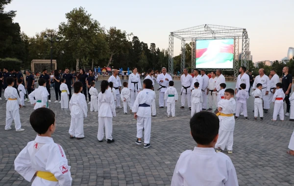 Bakı Dənizkənarı Bulvarında karateçilərimizin iştirakı ilə kütləvi idman tədbiri keçirilib - FOTO