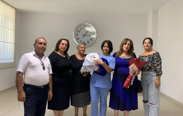 Bakıda 57 yaşlı qadın 15 il sonsuzluqdan sonra ana olub - FOTO