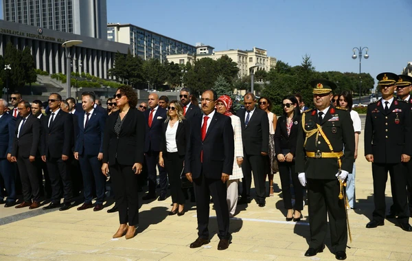 Cahit Bağcı Türk Şəhidliyini ziyarət edib - FOTO