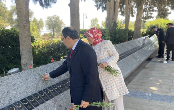 Cahit Bağcı Türk Şəhidliyini ziyarət edib - FOTO