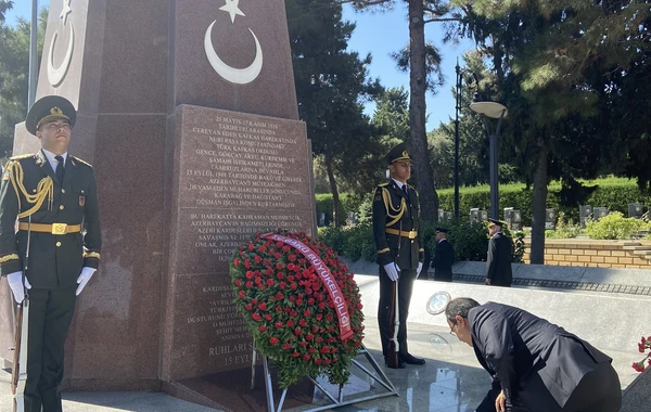 Cahit Bağcı Türk Şəhidliyini ziyarət edib - FOTO