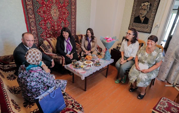 DOST əməkdaşları evdə sosial xidmət göstərilən vətəndaşın 90 illiyini qeyd ediblər - FOTO