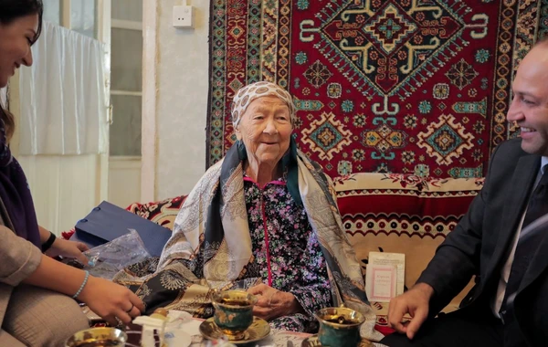 DOST əməkdaşları evdə sosial xidmət göstərilən vətəndaşın 90 illiyini qeyd ediblər - FOTO