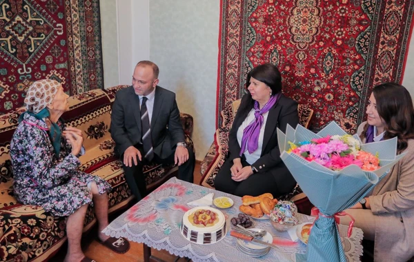 DOST əməkdaşları evdə sosial xidmət göstərilən vətəndaşın 90 illiyini qeyd ediblər - FOTO