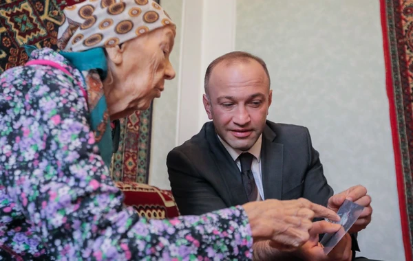 DOST əməkdaşları evdə sosial xidmət göstərilən vətəndaşın 90 illiyini qeyd ediblər - FOTO