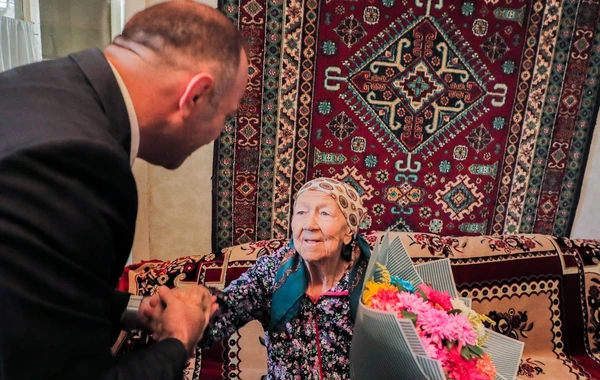 DOST əməkdaşları evdə sosial xidmət göstərilən vətəndaşın 90 illiyini qeyd ediblər - FOTO