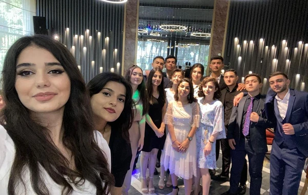 Bakıda bir sinfin bütün şagirdləri ali məktəbə qəbul olub - FOTO