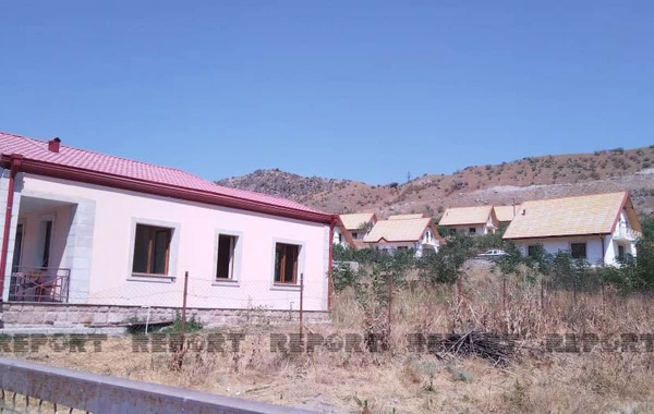 Jurnalistlər Zabux kəndində ermənilərin yandırdığı evlərə baş çəkib - FOTO