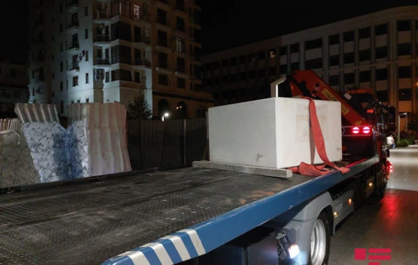 Bakıda Xalq artisti Tofiq Quliyevin abidəsinin postamenti quraşdırılır - FOTO