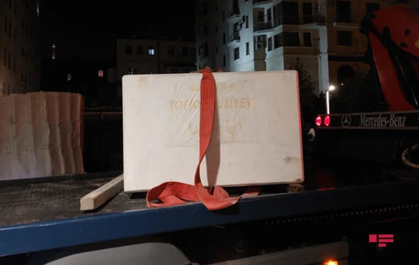 Bakıda Xalq artisti Tofiq Quliyevin abidəsinin postamenti quraşdırılır - FOTO