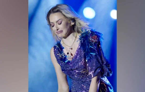 Konsertində evləndiyini açıqlayan Hadise bu dəfə ağladı - VİDEO