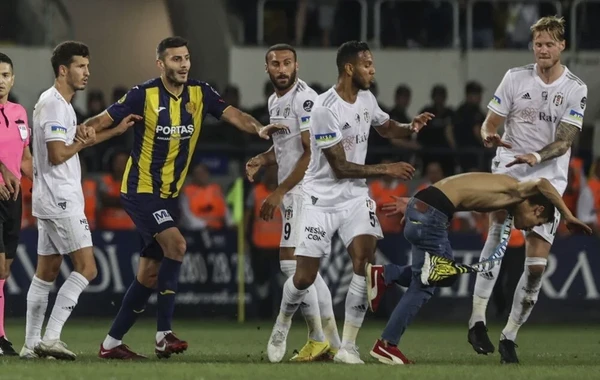 Meydançaya daxil olan azarkeş "Beşiktaş"ın futbolçularına hücum edib - FOTO