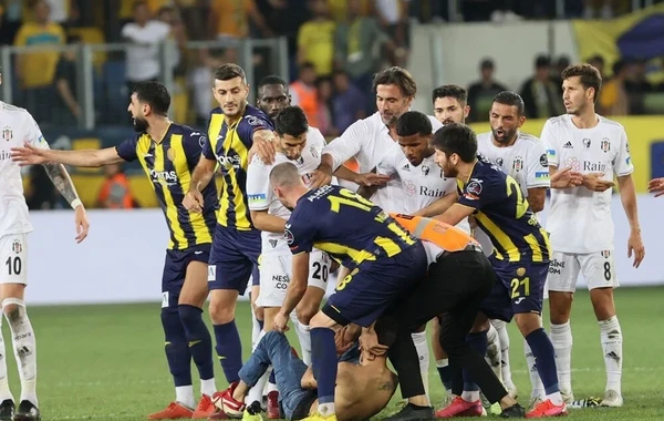 Meydançaya daxil olan azarkeş "Beşiktaş"ın futbolçularına hücum edib - FOTO