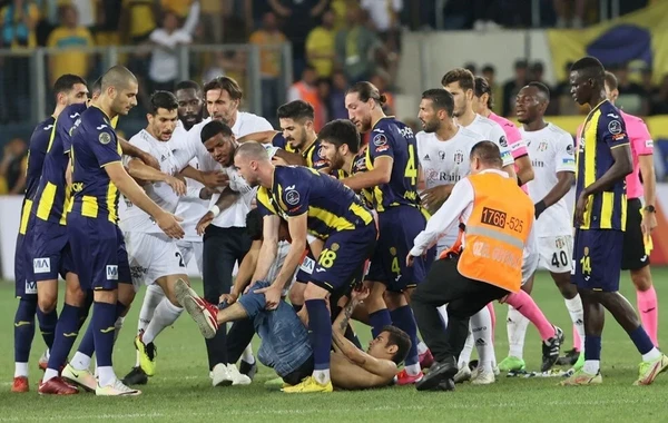 Meydançaya daxil olan azarkeş "Beşiktaş"ın futbolçularına hücum edib - FOTO