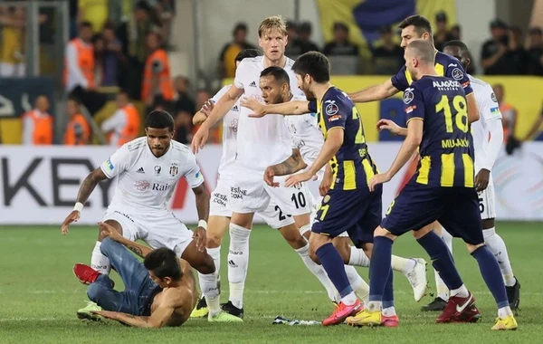 Meydançaya daxil olan azarkeş "Beşiktaş"ın futbolçularına hücum edib - FOTO