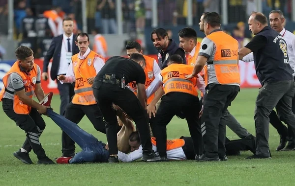 Meydançaya daxil olan azarkeş "Beşiktaş"ın futbolçularına hücum edib - FOTO