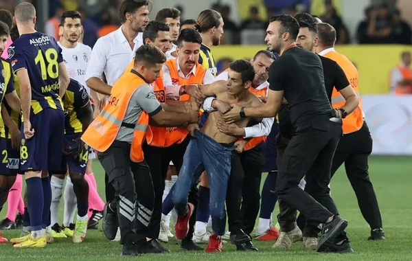 Meydançaya daxil olan azarkeş "Beşiktaş"ın futbolçularına hücum edib - FOTO