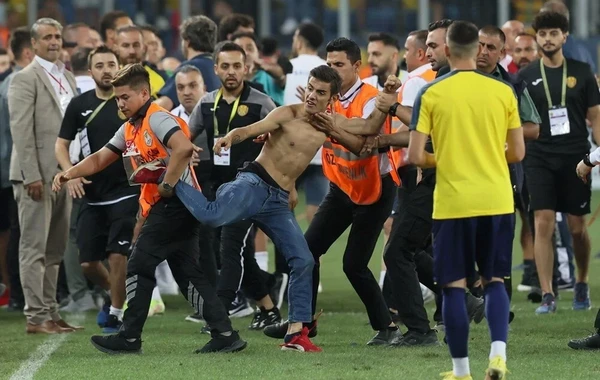 Meydançaya daxil olan azarkeş "Beşiktaş"ın futbolçularına hücum edib - FOTO