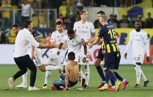 Meydançaya daxil olan azarkeş "Beşiktaş"ın futbolçularına hücum edib - FOTO
