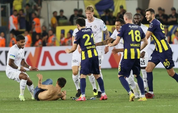 Meydançaya daxil olan azarkeş "Beşiktaş"ın futbolçularına hücum edib - FOTO