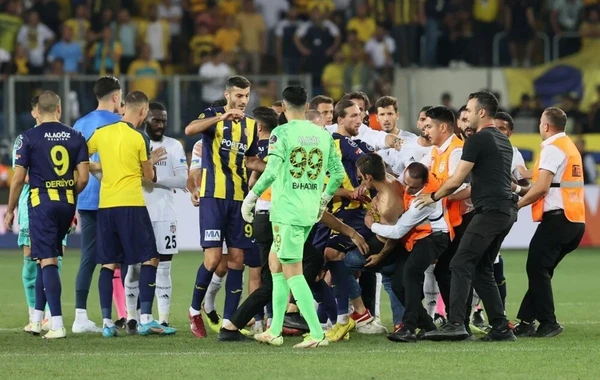 Meydançaya daxil olan azarkeş "Beşiktaş"ın futbolçularına hücum edib - FOTO
