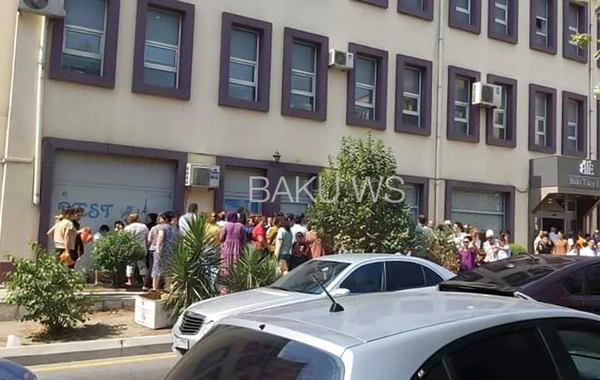 Bakı Tikiş Evinin önündə İZDİHAM - FOTO