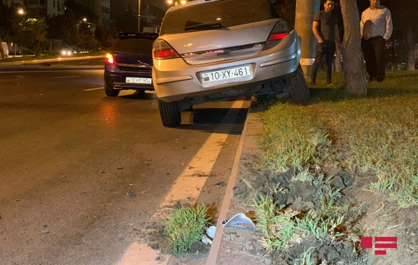Bakıda avtomobil ağaca çırpılıb, bir ailənin iki üzvü xəsarət alıb - VİDEO
