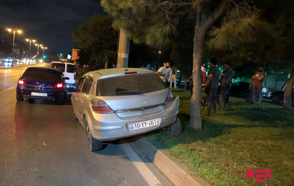 Bakıda avtomobil ağaca çırpılıb, bir ailənin iki üzvü xəsarət alıb - VİDEO