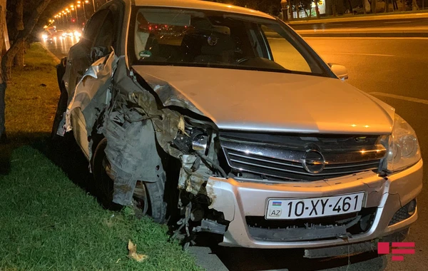Bakıda avtomobil ağaca çırpılıb, bir ailənin iki üzvü xəsarət alıb - VİDEO